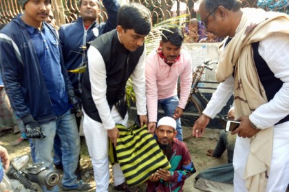আশুলিয়ার শীতার্ত প্রতিবন্ধীদের পাশে যুবলীগের নেতা 
