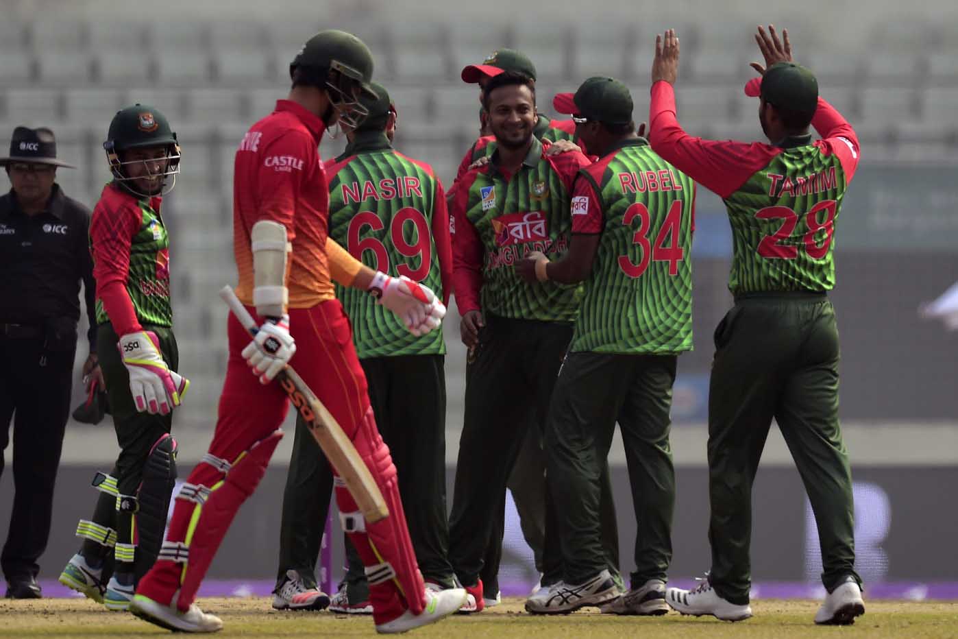 সাকিবের জোড়া আঘাত