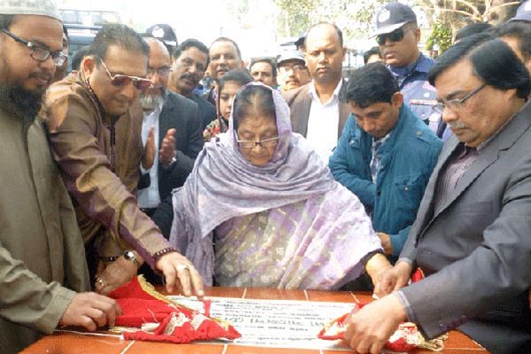 ঘর নির্মাণ কাজের ভিত্তিপ্রস্থর স্থাপন করলেন সংসদ উপনেতা