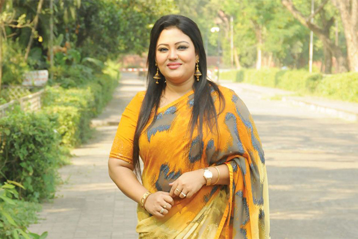 হঠাৎ ইসিতে মমতাজ