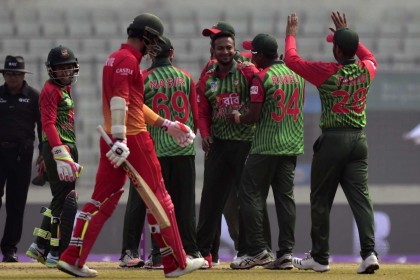 সাকিবের জোড়া আঘাত