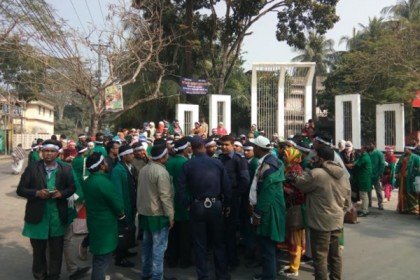 বাগেরহাটে সিএইচসিপিদের অবস্থান কর্মসূচিতে পুলিশের বাধা


