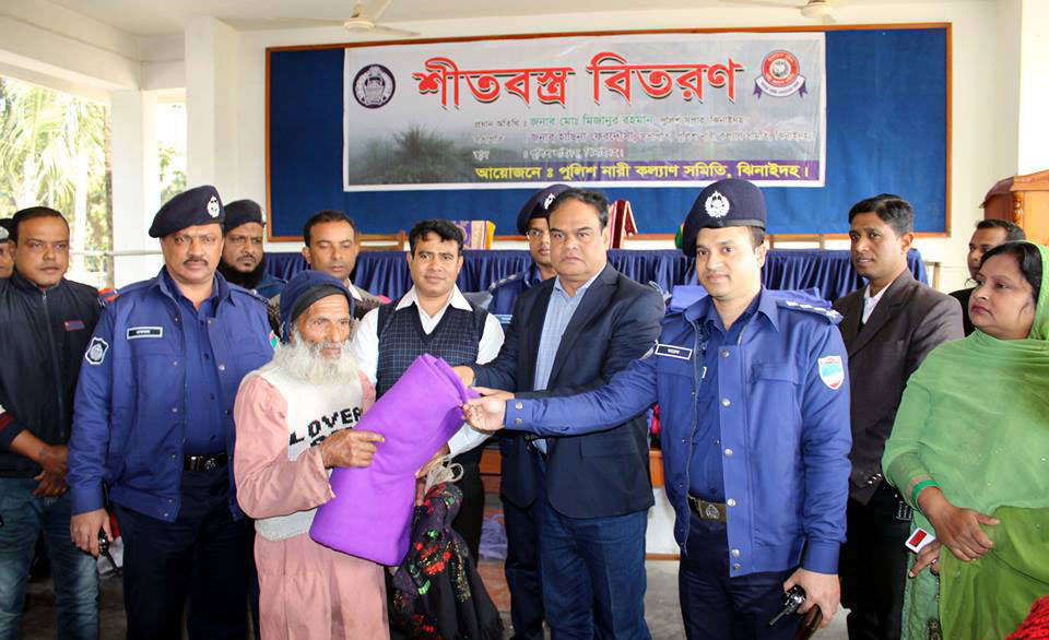 ঝিনাইদহ পুলিশ সুপারের কম্বল বিতরণ