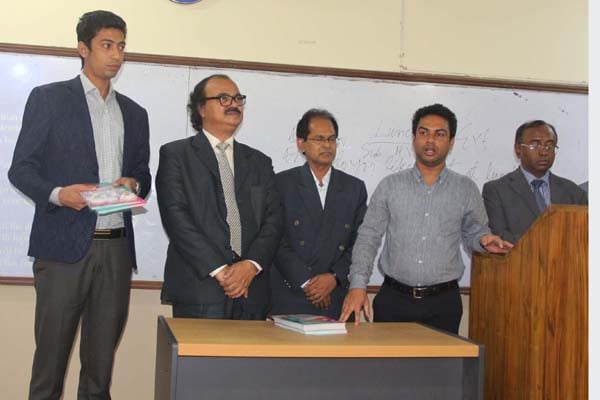 জবিতে নবীন শিক্ষার্থীদের মাঝে ক্লাস রুটিন বিতরণ 

