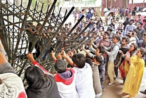 ঢাবি উপাচার্যকে হেনস্তার ঘটনায় তদন্ত কমিটি