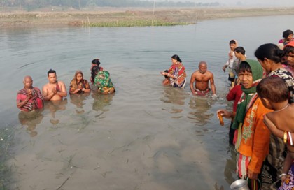 চাঁপাইনবাবগঞ্জে হিন্দু ধর্মবলম্বীদের মাঘী বান্নী গঙ্গাস্নান অনুষ্ঠিত