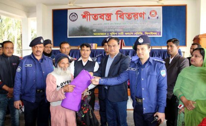 ঝিনাইদহ পুলিশ সুপারের কম্বল বিতরণ