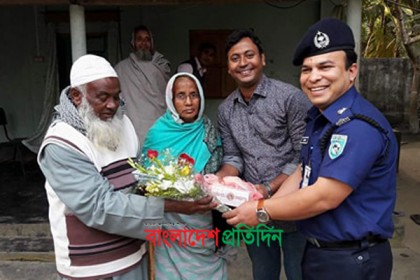 বিসিএস পরীক্ষায় উত্তীর্ণদের বাসায় ফুল ও মিষ্টি পাঠাল পুলিশ