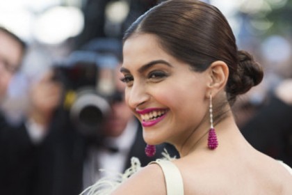 স্যানিটারি ন্যাপকিন বিলি করলেন সোনম কাপুর