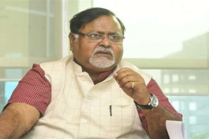 স্ত্রীর ভালোবাসাকে সম্মান জানাতে কুকুরদের হাসপাতাল গড়ছেন মমতার মন্ত্রী

