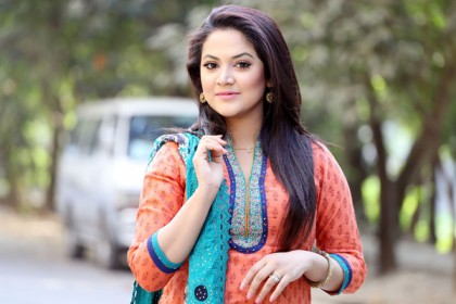 শুটিং হাউজে আগুন, অল্পের জন্য বাঁচলেন উর্মিলা!