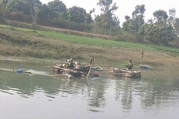 নাটোরের বড়াল নদীতে অবৈধভাবে বালু উত্তোলন