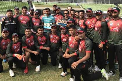রাজ্জাক-তুষারকে মাশরাফিদের সংবর্ধনা