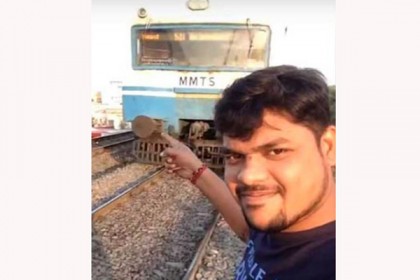 চলন্ত ট্রেনের সামনে সেলফি তুলতে গিয়ে মৃত্যুর মুখে যুবক! (ভিডিও)