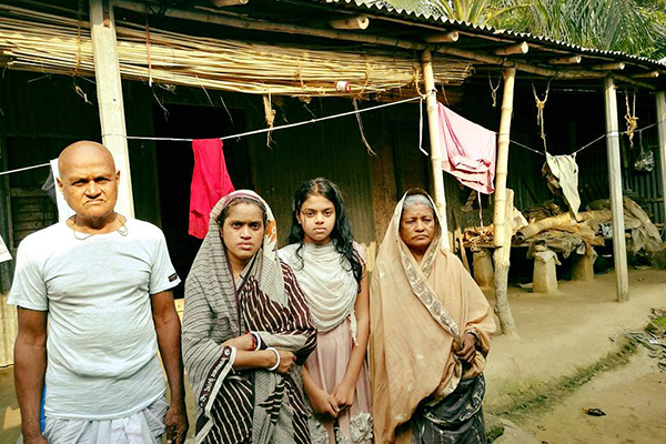 বাবার প্যারালাইসিস, মায়ের ক্যান্সারে দিশেহারা প্রতিমা