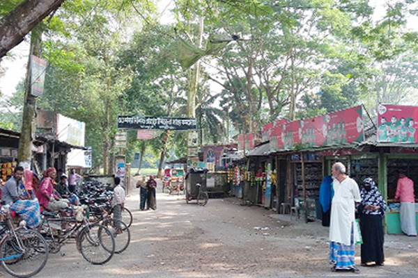 রায়পুর হাসপাতাল সড়কে অবৈধ দোকান