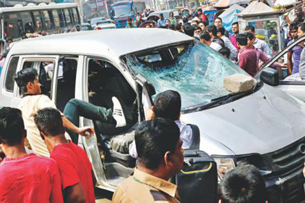 মগবাজারে ফিল্মি স্টাইলে অপহরণ চেষ্টা রুখে দিলো জনতা