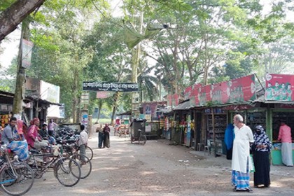 রায়পুর হাসপাতাল সড়কে অবৈধ দোকান