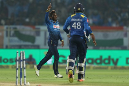 মুশফিককে ফেরালেন ধনঞ্জয়া