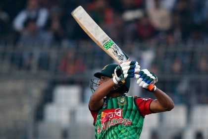 একাই লড়ছেন মাহমুদুল্লাহ