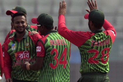 টাইগারদের বোলিং তোপে দিশেহারা শ্রীলঙ্কা