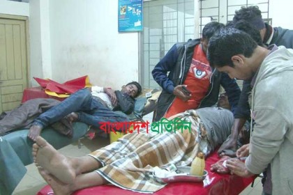 মাদক সেবনে বাধা দেওয়ায় দুই যুবককে কুপিয়ে জখম