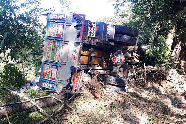 লামায় ট্রাক উল্টে আহত ২