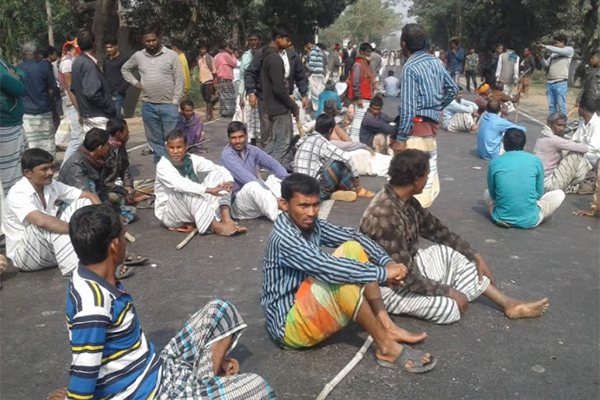 নাটোরে সড়ক অবরোধ করে কৃষকদের বিক্ষোভ