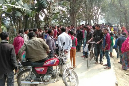 
ঠাকুরগাঁওয়ে ইজিবাইকের ধাক্কায় শিশু নিহত, সড়ক অবরোধ

