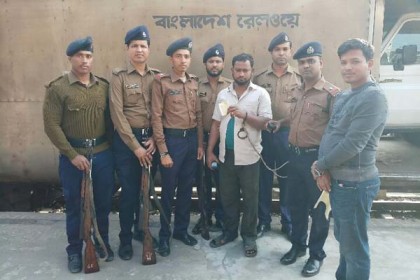 চট্টগ্রামে ট্রেনের টিকিট কালোবাজারি, আটক ১