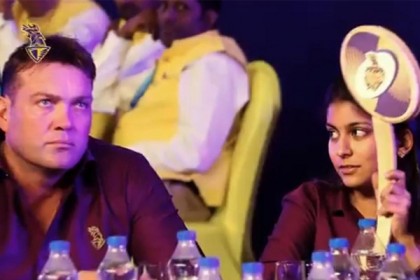 আইপিএল নিলামে কলকাতার টেবিলে কে এই সুন্দরী!