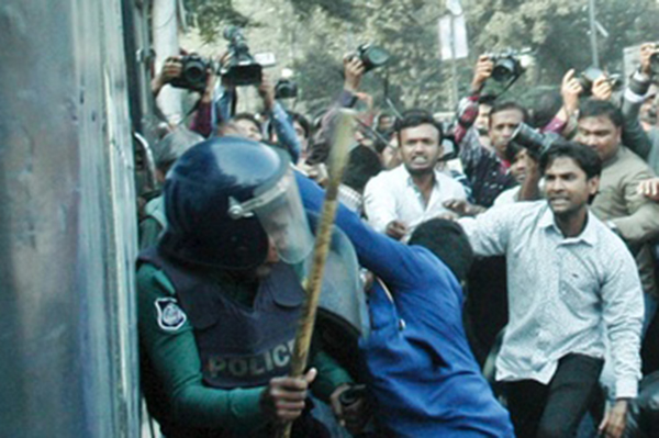 প্রিজনভ্যান থেকে ২ নেতাকে ছিনিয়ে নিল বিএনপি কর্মীরা!