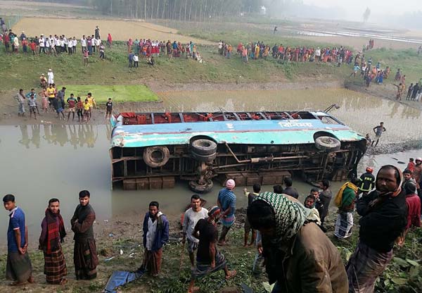 টাঙ্গাইলে যাত্রীবাহী বাস উল্টে খাদে পড়ে ২০ যাত্রী আহত