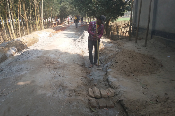 ঠাকুরগাঁওয়ে রাস্তা নির্মাণ কাজে অনিয়মের অভিযোগ

