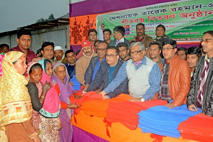 বগুড়ার সারিয়াকান্দিতে বিএনপির শীতবস্ত্র বিতরণ 