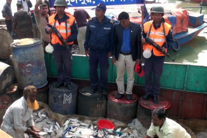 বরিশালে ১২০ মণ জাটকা বোঝাই ট্রলার জব্দ

