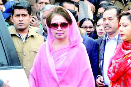 হাজিরা দিতে আদালতে যাচ্ছেন খালেদা জিয়া 