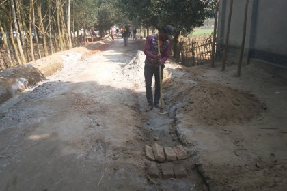 ঠাকুরগাঁওয়ে রাস্তা নির্মাণ কাজে অনিয়মের অভিযোগ

