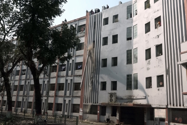 দুর্ঘটনা থেকে রক্ষা পেল শের-ই বাংলা মেডিকেল কলেজ হাসপাতালের রোগীরা 
