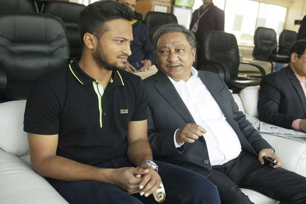 ব্যান্ডেজ হাতে জহুর আহমেদ স্টেডিয়ামে সাকিব 