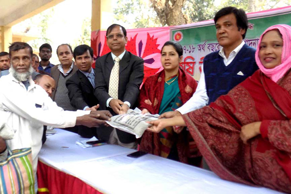 ফরিদপুরে কৃষকদের মাঝে সার ও বীজ বিতরণ