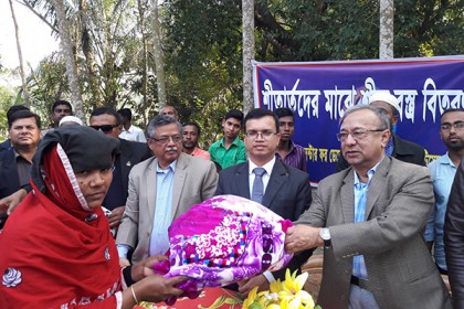 নোয়াখালীতে হত দরিদ্র শীতার্তদের মাঝে কম্বল বিতরণ

