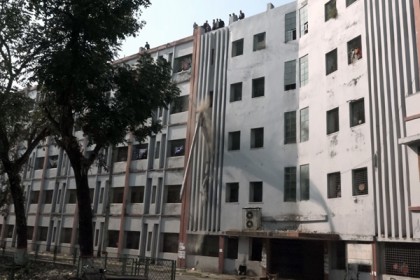 দুর্ঘটনা থেকে রক্ষা পেল শের-ই বাংলা মেডিকেল কলেজ হাসপাতালের রোগীরা 
