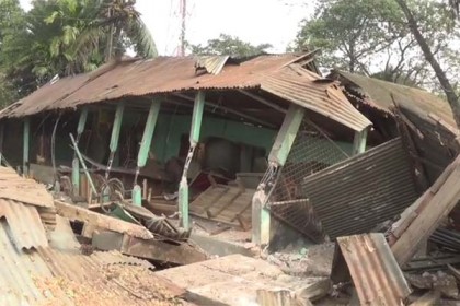 নেত্রকোনায় রেল গেইট এলাকায় অবৈধ স্থাপনা উচ্ছেদ 

