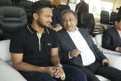 ব্যান্ডেজ হাতে জহুর আহমেদ স্টেডিয়ামে সাকিব 