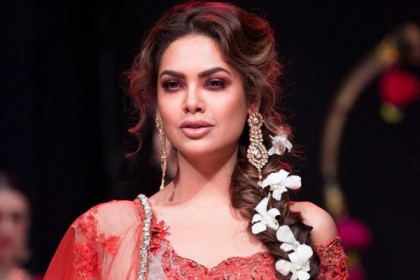১৮ বছরের যুবকের সঙ্গে এষার 'ঘনিষ্ঠ' ছবি ভাইরাল