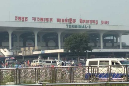 শাহজালালে ৩ যাত্রীর কাছ থেকে ২১ বোতল মদ জব্দ


