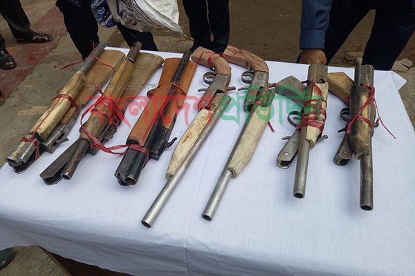 কুমিল্লায় পিকআপ ভ্যান থেকে ৭টি বন্ধুকসহ আটক ২
