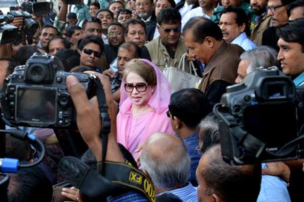 আদালতে খালেদা জিয়া, চলছে যুক্তি-তর্ক উপস্থাপন