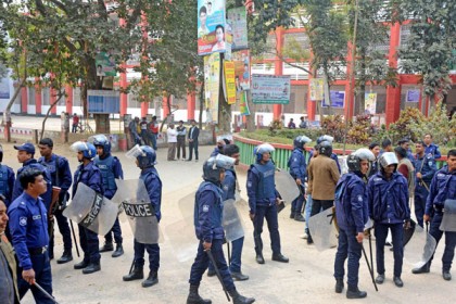 ছাত্রলীগের দুই গ্রুপের সংঘর্ষে বইমেলা স্থগিত

